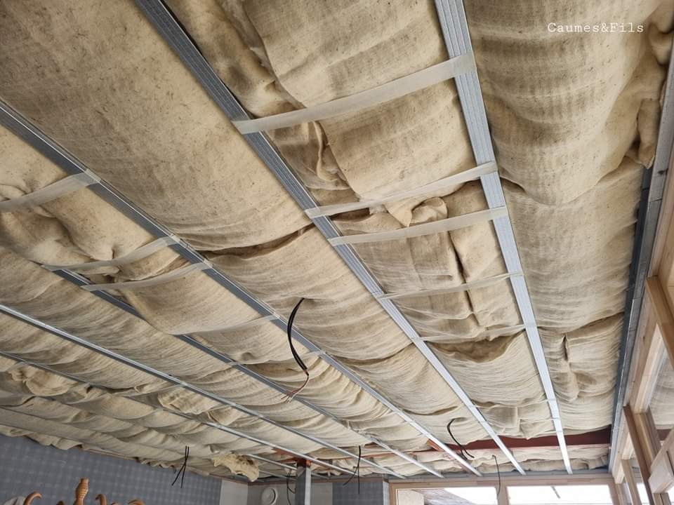 Plafond de bâtiment isolé avec le produit Isolaina à base de laine de mouton confectionné par la Filature Colbert