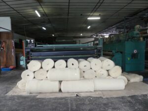 Stock de rouleaux de laine tissés par la Filature Colbert prêts à être exploités